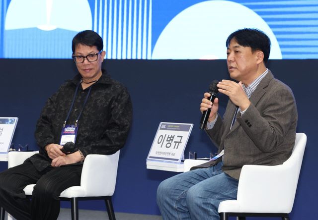 16일 경기 고양시 일산호수공원 고양꽃전시관에서 열린 '2026 콘텐츠 유니버스 코리아'에 린정더 만화가와 이병규 라젠엔터테인먼트 대표이사가 AI콘텐츠의 한중합작 모델과 글로벌 IP를 향한 미래 전략을 주제로 대담하고 있다.(사진=이데일리 노진환 기자)