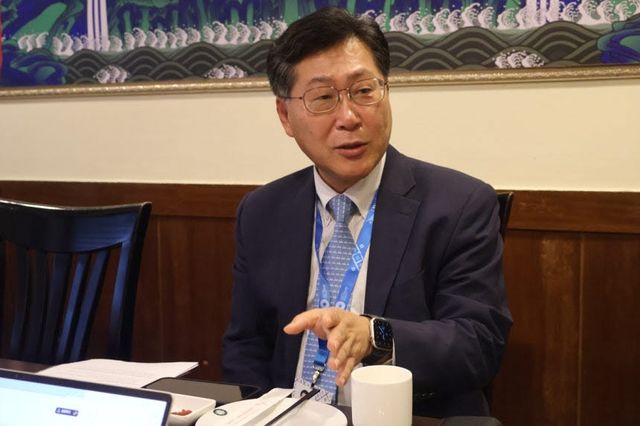 최지영 국제통화기금(IMF) 이사가 15일(현지시간) 태국 방콕의 한 식당에서 한국 기자단과 간담회하고 있다. [공동취재단]