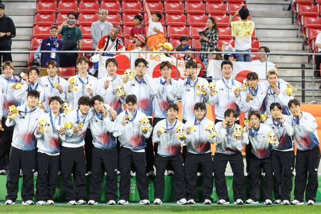 대한민국 아시안게임 축구대표팀 선수들이 지난 3일 일본 아이치현 도요타 스타디움에서 열린 2026 아이치·나고야 아시안게임 축구 결승전 시상식에서 기념촬영을 하고 있다. (사진=뉴스1)
