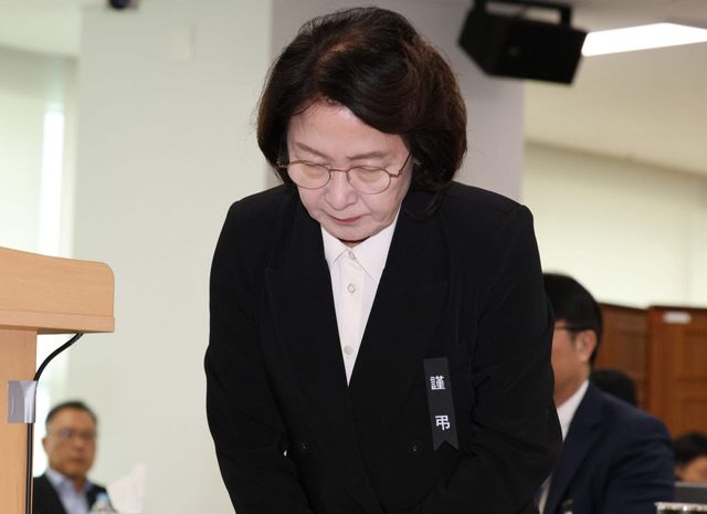 추미애 경기도지사가 19일 경기 수원시 경기도청에서 열린 국회 국토교통위원회 경기도 국정감사에 앞서 소방 예산 '재정 빨대' 발언에 대해 사과하고 있다.(사진=뉴시스)