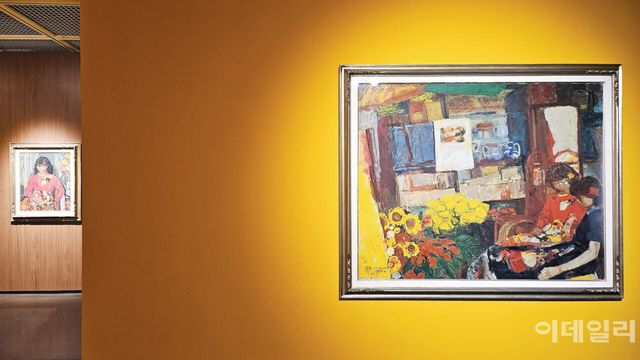 서울 종로구 부암동 서울미술관 임직순 30주기 추모전 ‘내면의 세계를 그리고 싶다’ 전경. ‘화실’(1982, 128×161㎝)이 걸렸다. 강렬한 색채에 묵직한 서정까지 심어내며 절정의 예술세계를 향해 나아가던 1980년대 초반의 대표작이다. 무수한 색이 들어찼지만 어지럽거나 현란하지 않은 화면은 임직순의 탁월한 장기이자 무기다. 멀리 뒤쪽으로 ‘소녀’(1986, 71×95㎝)가 보인다(사진=오현주 문화전문기자).