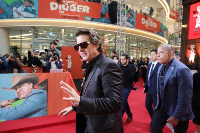 할리우드 배우 톰 크루즈가 2일 서울 영등포구 타임스퀘어에서 열린 영화 '디거' 레드카펫 행사에서 팬서비스하고 있다. (사진=연합뉴스)