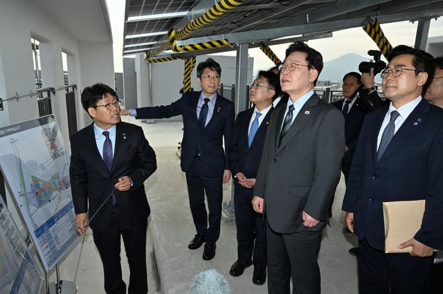이재명 대통령이 20일 인천 계양 공공주택지구를 찾아 3기 신도시 현장 시찰을 하고 있다.(사진=연합뉴스)