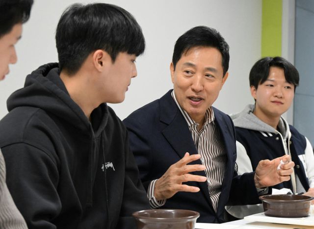 오세훈 서울시장이 20일 서울 마포구 홍익대학교를 찾아 학생들과 소통하고 있다.(사진=서울시)