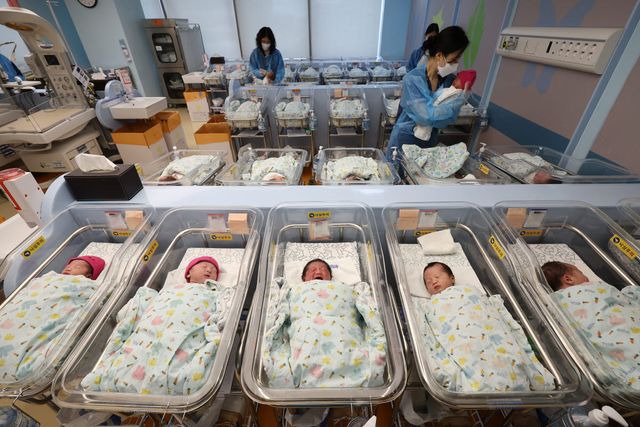 지난4월 22일 경기도 고양시 CHA의과학대학교 일산차병원 신생아실에서 간호사가 신생아를 돌보고 있다. (사진=연합뉴스)