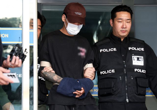 장모를 흉기로 찔러 숨지게 한 뒤 별거하던 부인을 납치해 달아난 혐의로 구속된 26살 남성 김성우가 20일 오전 서울 송파구 송파경찰서에서 공소청으로 송치되고 있다. (사진=뉴스1)