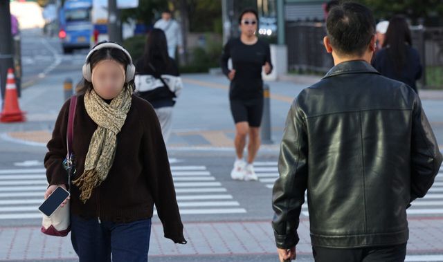 서울의 아침 기온이 10도 아래로 내려간 14일 오전 서울 광화문사거리에 시민들이 발길을 옮기고 있다. (사진=뉴시스)