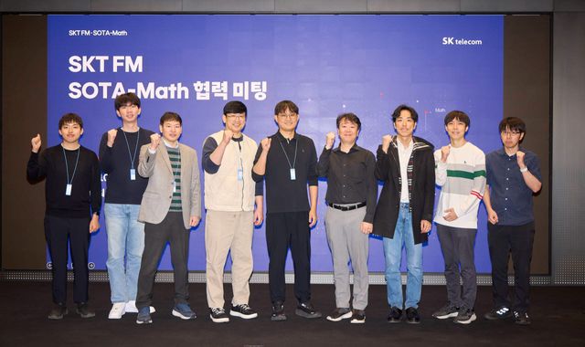 SK텔레콤은 22일 오전 서울 을지로 본사에서 서울대·KAIST 교수진 및 연구자들과 기술 교류회를 열고, A.X K2를 활용한 수학 난제 연구와 모델 고도화 방안을 논의했다.교류회에 참석한 주요 연구진이 기념촬영을 하고 있다. 왼쪽 3번째부터 차례로 홍영준 서울대 수리과학부 및 협동과정 인공지능 전공 교수, 박노성 KAIST 전산학부 교수, 서인석 서울대 수리과학부 교수, 김태윤 SK텔레콤 파운데이션 모델 담당, 변성수 서울대 수리과학부 교수다. 사진=SK텔레콤