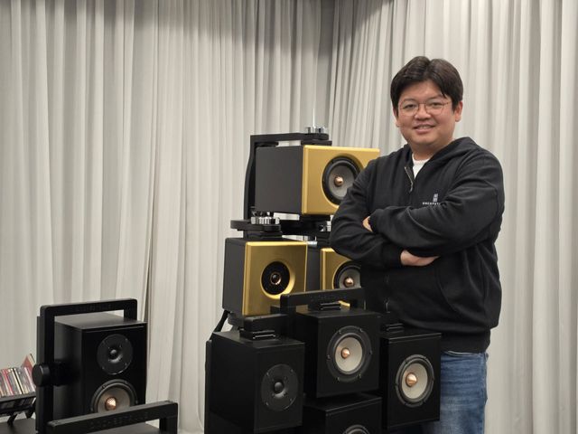 하이엔드 스피커 브랜드 오케스톨스의 김상욱 대표가 이데일리와 인터뷰 후 사진 촬영을 하고 있다. (사진=안소현 기자)