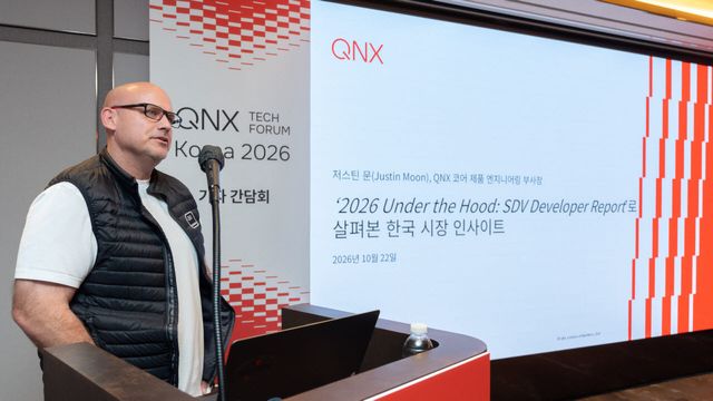 저스틴 문 QNX 부사장이 22일 서울 강남구 조선팰리스에서 열린 ‘QNX 테크포럼 코리아 2026’에서 한국 차량용 소프트웨어 개발 시장의 주요 과제와 인사이트를 소개하고 있다. (사진=QNX)