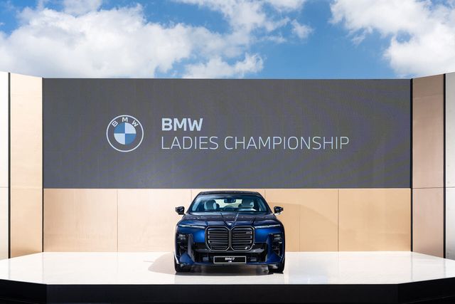 'BMW 레이디스 챔피언십 2026' 경기장 내 전시된 '더 뉴 BMW 7시리즈'. 연내 출시 예정인 4년 만의 부분변경 모델로 이번 대회를 통해 국내에 처음 공개됐다. (사진=BMW코리아)