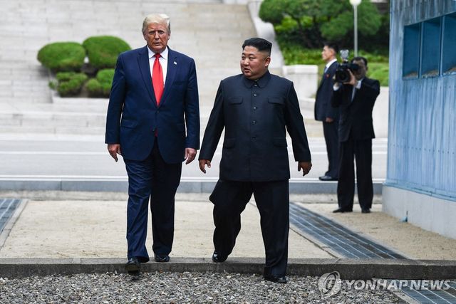 지난 2019년 도널드 트럼프(왼쪽) 미국 대통령과 김정은 북한 국무위원장 판문점 회동 당시 모습 (사진=AFP)