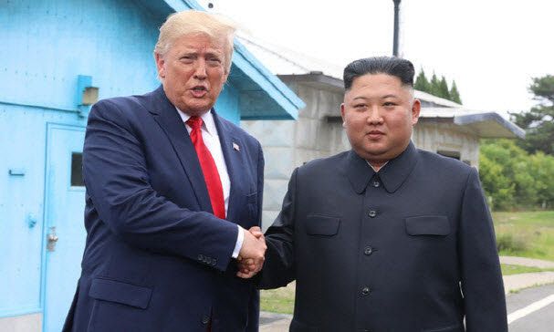 도널드 트럼프(왼쪽) 미국 대통령이 지난 2019년 6월 판문점에서 김정은 북한 국무위원장과 만나 악수하고 있다. (사진=연합뉴스)