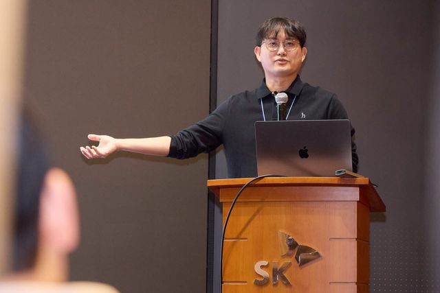 SK텔레콤은 22일 오전 서울 을지로 본사에서 서울대·KAIST 교수진 및 연구자들과 기술 교류회를 열고, A.X K2를 활용한 수학 난제 연구와 모델 고도화 방안을 논의했다. 서울대 수리과학부 서인석 교수가 발표하고 있다. 사진=SK텔레콤