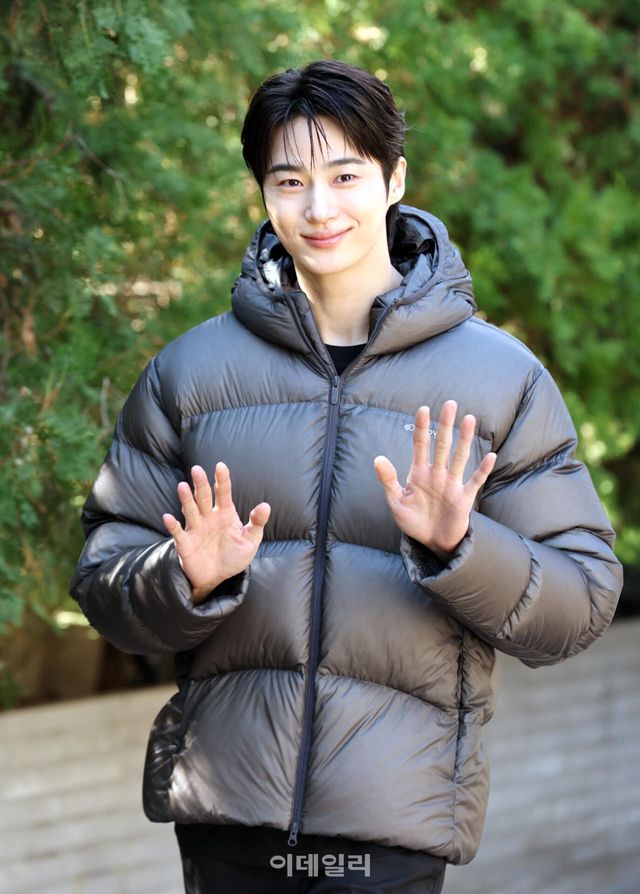 [이데일리 노진환 기자] 배우 변우석이 23일 서울 성동구 코사이어티 서울숲에서 열린 ‘디스커버리 윈터 베이스 캠프(DISCOVERY WINTER BASE CAMP)’ 포토콜 행사에 참석하며 손인사를 하고 있다.