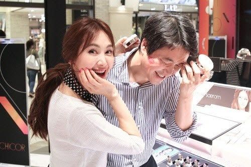 '채시라 남편' 김태욱, 560억 투자에…아이패밀리에스씨 '상한가'