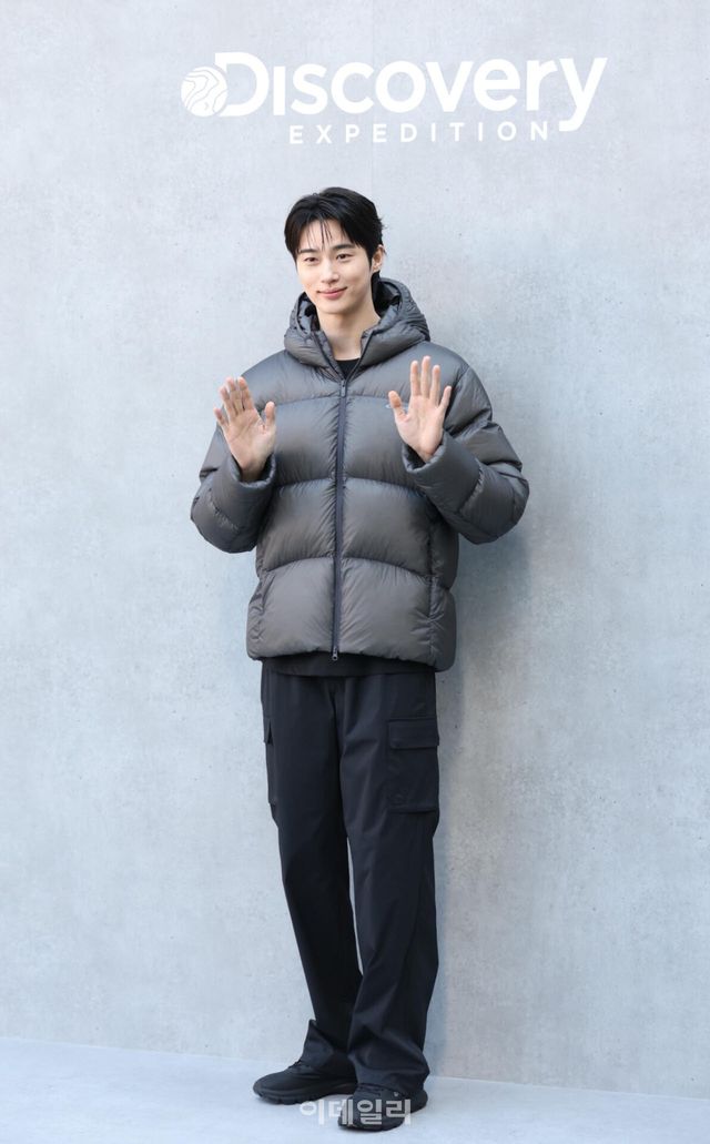 [이데일리 노진환 기자] 배우 변우석이 23일 서울 성동구 코사이어티 서울숲에서 열린 ‘디스커버리 윈터 베이스 캠프(DISCOVERY WINTER BASE CAMP)’ 포토콜 행사에 참석해 포즈를 취하고 있다.