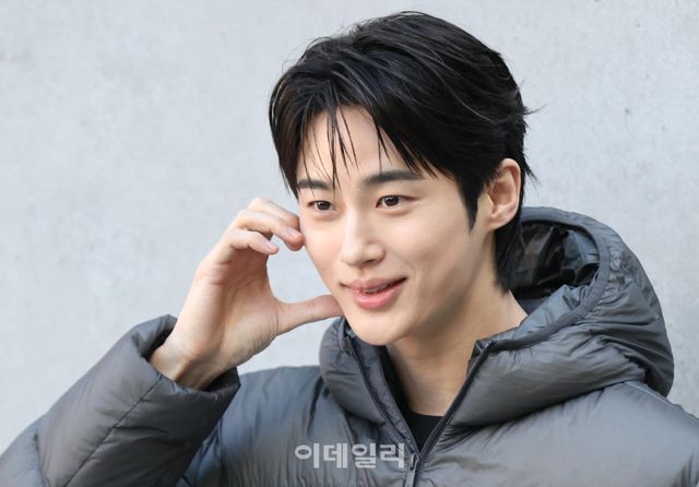 [이데일리 노진환 기자] 배우 변우석이 23일 서울 성동구 코사이어티 서울숲에서 열린 ‘디스커버리 윈터 베이스 캠프(DISCOVERY WINTER BASE CAMP)’ 포토콜 행사에 참석해 포즈를 취하고 있다.