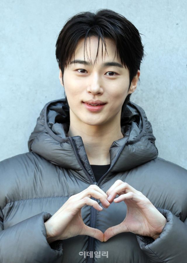 [이데일리 노진환 기자] 배우 변우석이 23일 서울 성동구 코사이어티 서울숲에서 열린 ‘디스커버리 윈터 베이스 캠프(DISCOVERY WINTER BASE CAMP)’ 포토콜 행사에 참석해 포즈를 취하고 있다.
