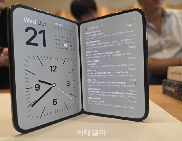 아이폰 듀오, 실물은 더 영롱하네…그런데 가격이 가격이…[잇:써봐]
