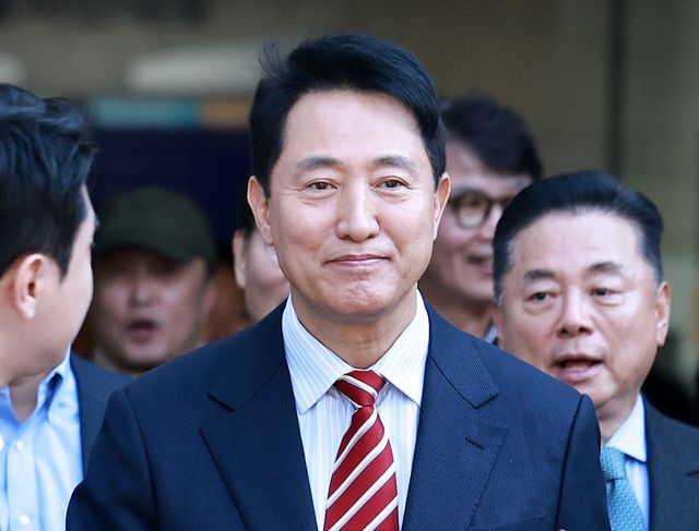 오세훈 서울시장이 23일 서울 서초구 서울고등법원에서 열린 '명태균 여론조사 대납 의혹 사건' 항소심 선고 공판에서 무죄 판결을 받고 법원을 나서고 있다. (사진=뉴스1)