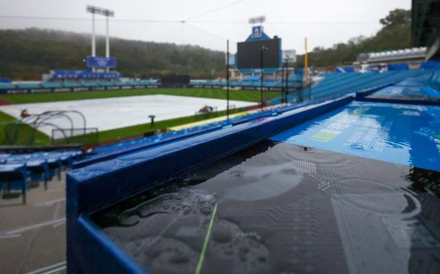 25일 대구 삼성라이온즈파크에서 열린 2026 신한 SOL KBO 포스트시즌 플레이오프 1차전 KIA 타이거즈와 삼성 라이온즈 경기 시작 전 그라운드에 비가 내리고 있다. 사진=뉴시스