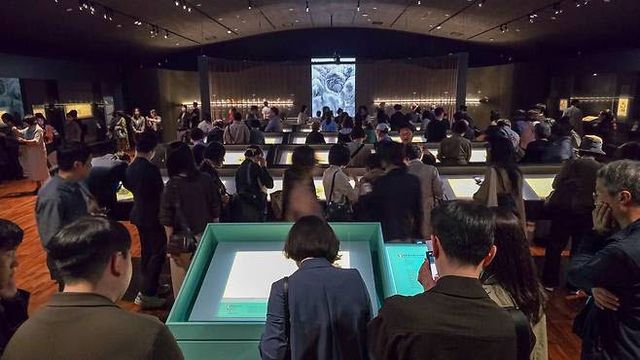 대구간송미술관에서 열리는 겸재 정선 탄생 350주년 기념 특별전에서 관람객들이 작품을 감상하고 있다(사진=대구시).