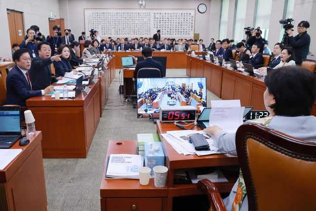 26일 국회 법제사법위원회에서 열린 법무부, 고위공직자범죄수사처, 대법원(법원행정처) 등에 대한 종합감사에서 국민의힘 김민전 의원이 민주당 법사위원 등 의원들을 언급하며 질의한 것과 관련해 여야 의원들이 설전을 벌이고 있다. (사진=연합뉴스)