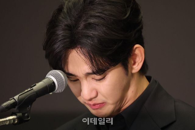 [이데일리 스타in 이영훈 기자] 배우 김수현이 31일 오후 서울 마포구 스탠포드 호텔에서 기자회견을 열고 미성년자였던 고 김새론과 교제했다는 의혹 등에 대해 입장을 밝히고 있다.