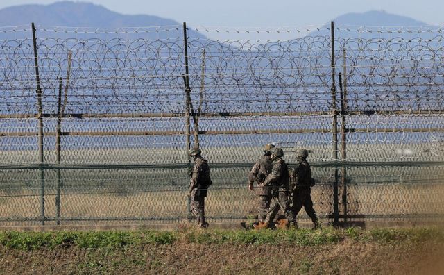 경기도 파주시 접경지역에서 우리 군이 철책 주변을 순찰하고 있다. (사진=뉴시스)