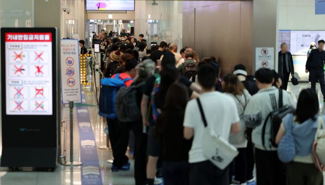 지난 12일 인천공항 제1터미널에서 여행객들이 출국 수속을 위해 대기하고 있다. (사진=연합뉴스)