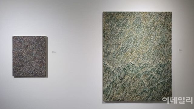 우병윤의 ‘중첩’(2024, 145.5×112㎝·오른쪽)과 ‘중첩’(2024, 65.1×53㎝). 2024년 선화랑 작가공모전인 ‘예감전’(자연회귀적 열망) 전경이다. 4인 중 한 명으로 우 작가가 이름을 올렸던 그 전시에 걸렸던 작품들 중 두 점이다. 이번 개인전에 나선 연작 ‘중첩’과는 색과 결에서 차이가 있다(사진=오현주 문화전문기자).