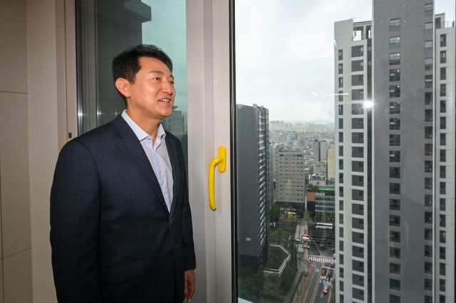 오세훈 서울시장이 지난달 서울 송파구 잠실르엘 미리내집을 방문해 주거시설을 점검하고 주택 공실을 둘러보고 있다. (사진=연합뉴스)