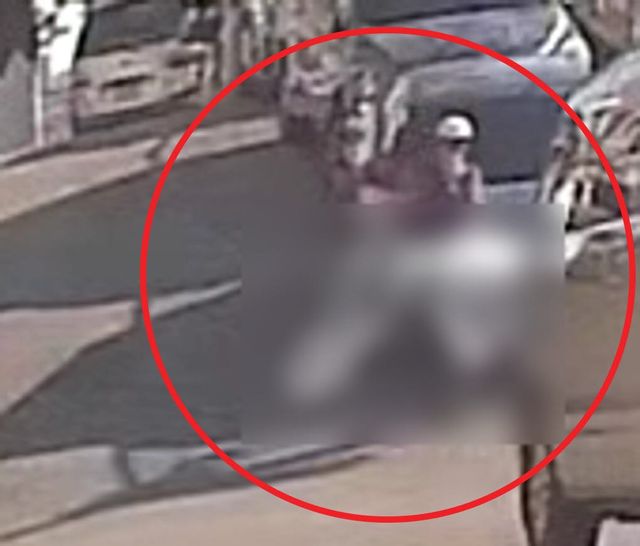 지난 22일 오후 3시 32분께 서울 구로구 구로동의 한 골목에서 남성이 포장물에 싸인 시신을 옆구리에 끼고 이동하는 모습. (사진=CCTV 화면 갈무리)