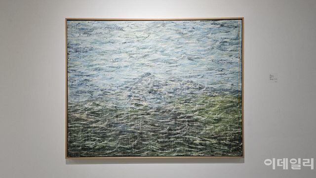 우병윤의 ‘율려 25-08-13’(2025, 116.7×91.0㎝). 하늘과 맞닿은 산의 큰 봉우리는 일정정도 거리감을 뒀을 때만 보이는 풍경이다. 서서히 다가갈수록 풍경은 석고에서 끌어올린 무수한 수많은 선과 선으로 해체된다(사진=오현주 문화전문기자).