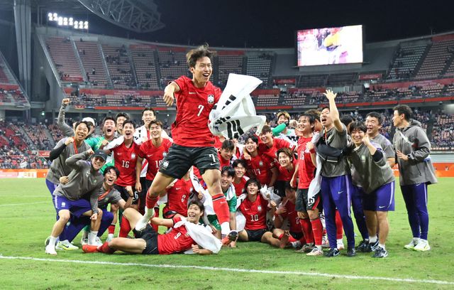 3일 일본 아이치현 도요타 스타디움에서 열린 2026 아이치·나고야 아시안게임 남자 축구 대한민국과 일본의 결승. 승리 후 금메달을 획득한 한국 선수들이 기념촬영을 하던 중 대회 득점왕과 도움왕을 차지한 엄지성이 기뻐하고 있다. 사진=연합뉴스