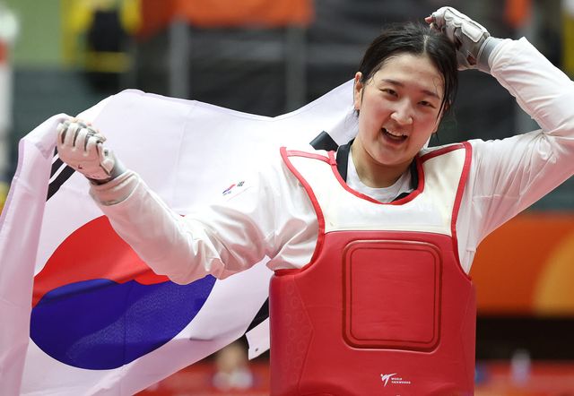 3일 일본 아이치현 도요하시 종합체육관에서 열린 2026 아이치·나고야 아시안게임 태권도 겨루기 여자 67㎏급 한국 송다빈과 중국 무원저 결승 경기. 금메달을 획득한 한국 송다빈이 기뻐하고 있다. 사진=연합뉴스