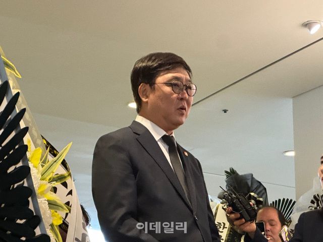 최휘영 문화체육관광부 장관이 30일 서울 송파구 서울아산병원 장례식장에 마련된 배우 고 최불암의 빈소를 찾아 추모하고 있다.(사진=최희재 기자)