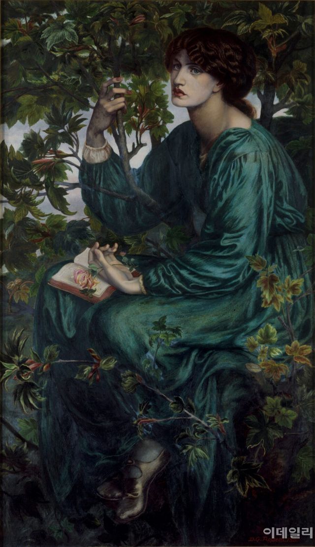 단테 가브리엘 로세티의 ‘백일몽’(1880). 로세티 후기 대표작으로 만년에 그린 유화 중 가장 완결성이 높다는 평가를 받고 있다. 푸른 플라타너스 나무 그늘 아래 앉아 깊은 생각(백일몽)에 잠겨 있는 여인은 동료 화가 윌리엄 모리스의 아내이자 로세티의 오랜 연인이던 제인 모리스다. 로세티의 후기작 인물들이 상반신이나 얼굴에 집중됐던 것과 달리 이례적으로 전신의 모습을 화면 가득 담아냈다. 캔버스에 유채, 157.7×92.7㎝. 빅토리아앨버트뮤지엄(영국 런던) 소장.