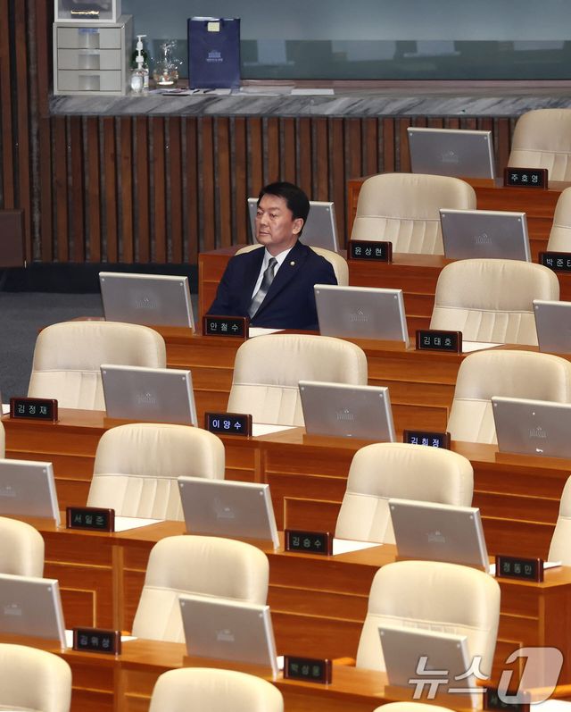 홀로 남아 있는 안철수(사진=뉴스1)
