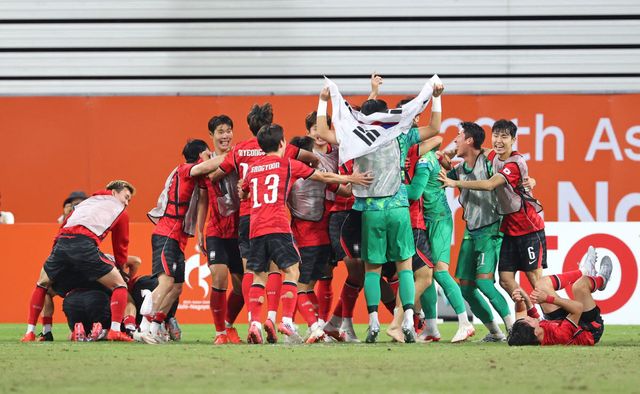 3일 일본 아이치현 도요타 스타디움에서 열린 2026 아이치·나고야 아시안게임 남자 축구 대한민국과 일본의 결승. 승리 후 금메달을 획득한 한국 선수들이 기뻐하고 있다.(사진=연합뉴스)