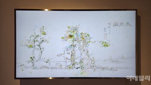 이이남의 ‘미시산수-세한도’(2026, 109.3×191㎝). 추사 김정희의 ‘세한도’(1844·국보) 속 노송의 몸체에 붙은 미생물이 마치 함께 호흡하는 듯 쉼없이 움직인다. 9분 23초짜리 단채널 영상으로 제작했다(사진=오현주 문화전문기자).