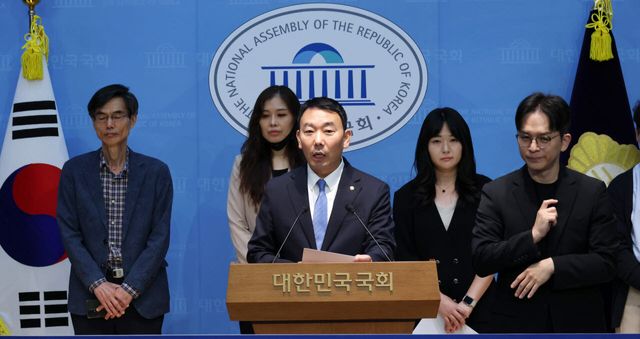 김용민 더불어민주당 의원과 민민운 등 당원 단체 관계자들이 지난달 10일 국회 소통관에서 공소청 직제 개편 관련 기자회견을 하고 있다. (사진=연합뉴스)