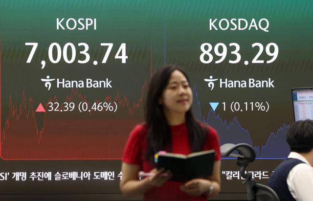2일 오후 서울 중구 하나은행 딜링룸에서 딜러들이 업무를 보고 있다. 코스피는 0.46% 오른 7003.74에 장을 마쳤다. 코스닥 지수는 1.00포인트(0.11%) 내린 893.29에 거래를 종료했다. (사진=뉴시스)