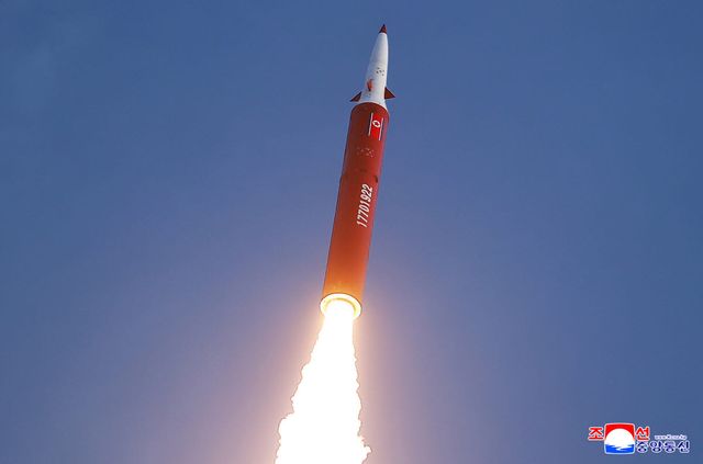 조선중앙통신은 3일 새벽 김정은 국무위원장이 참관한 가운데 북한 동부지역에서 조선동해로 중거리 전략미사일 발사훈련을 진행했다고 4일 보도했다. [조선중앙통신=연합뉴스 제공]