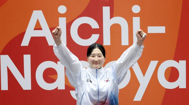 3일 '2026 아이치·나고야 아시안게임' 태권도 겨루기 여자 67㎏급 시상식에서 금메달을 차지한 한국 송다빈이 시상대에 오르며 인사하고 있다(사진=연합뉴스).