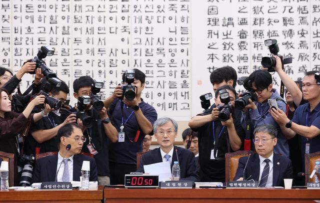조희대 대법원장이 6일 국회 법제사법위원회에서 열린 대법원 등에 대한 국정감사에 출석, 준비한 문서를 꺼내 답변하고 있다. (사진= 노진환 기자)