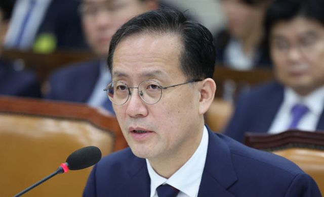 이형일 부총리 겸 재정경제부 장관이 6일 여의도 국회에서 열린 국회 재정경제기획위원회의 재정경제부에 대한 국정감사에 출석해 의원 질의에 답하고 있다. (사진=뉴시스)