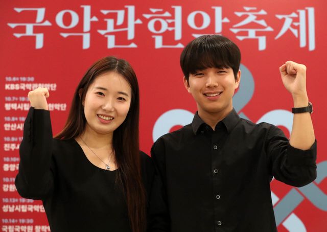 소서현 지휘자(왼쪽)와 이준기 작곡가(오른쪽)가 최근 이데일리와 인터뷰에서 사진 촬영을 위해 포즈를 취하고 있다. (사진=김태형 기자)