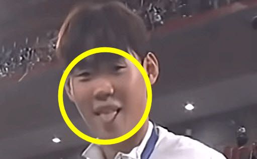 결승전 우승 직후 개인 SNS에 전역모를 쓴 사진을 올려 논란이 된 박승수가 시상대에서는 시종일관 카메라만 쳐다보다 '메롱'을 하는 등 국가대표의 품격에 맞지 않는 행동을 했다는 비판이 쏟아지고 있다. (사진=중계화면 캡처)